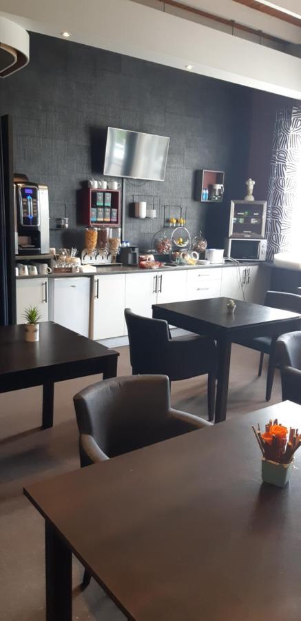 Logis Hotel Le Grand Cerf Ernée Екстериор снимка