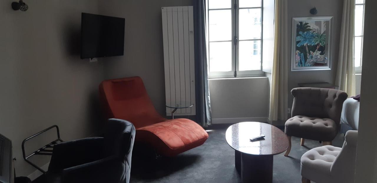 Logis Hotel Le Grand Cerf Ernée Екстериор снимка