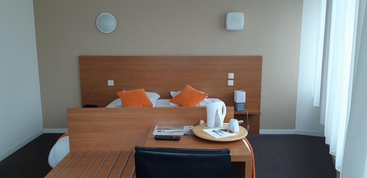 Logis Hotel Le Grand Cerf Ernée Екстериор снимка