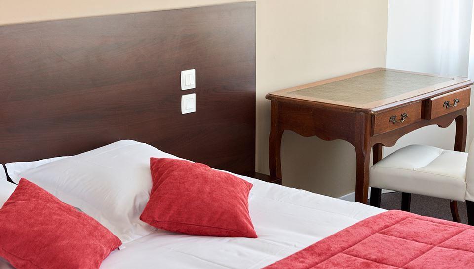 Logis Hotel Le Grand Cerf Ernée Екстериор снимка