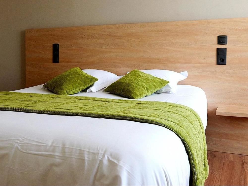 Logis Hotel Le Grand Cerf Ernée Екстериор снимка